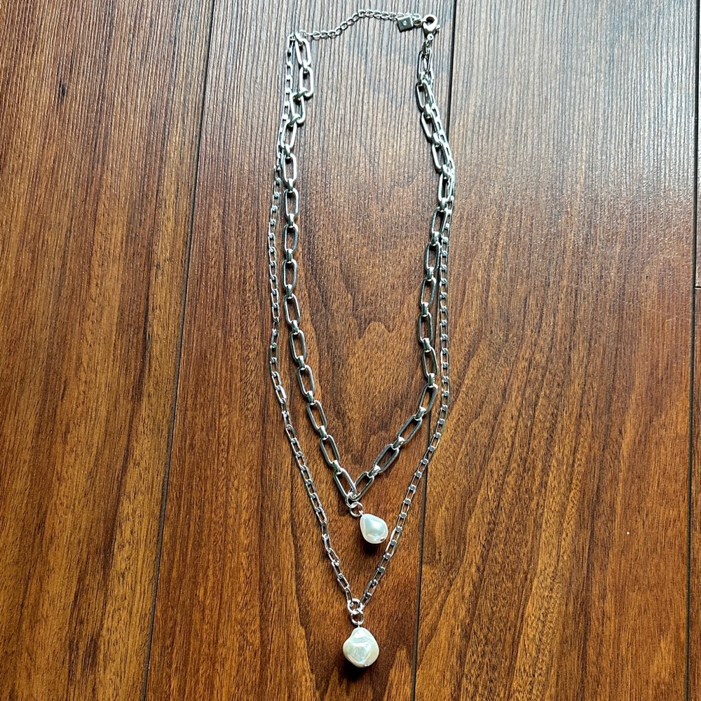 ⚪️⚪️NWOT Elegant Silver Chain Necklace with Pearl Accents⚪️⚪️